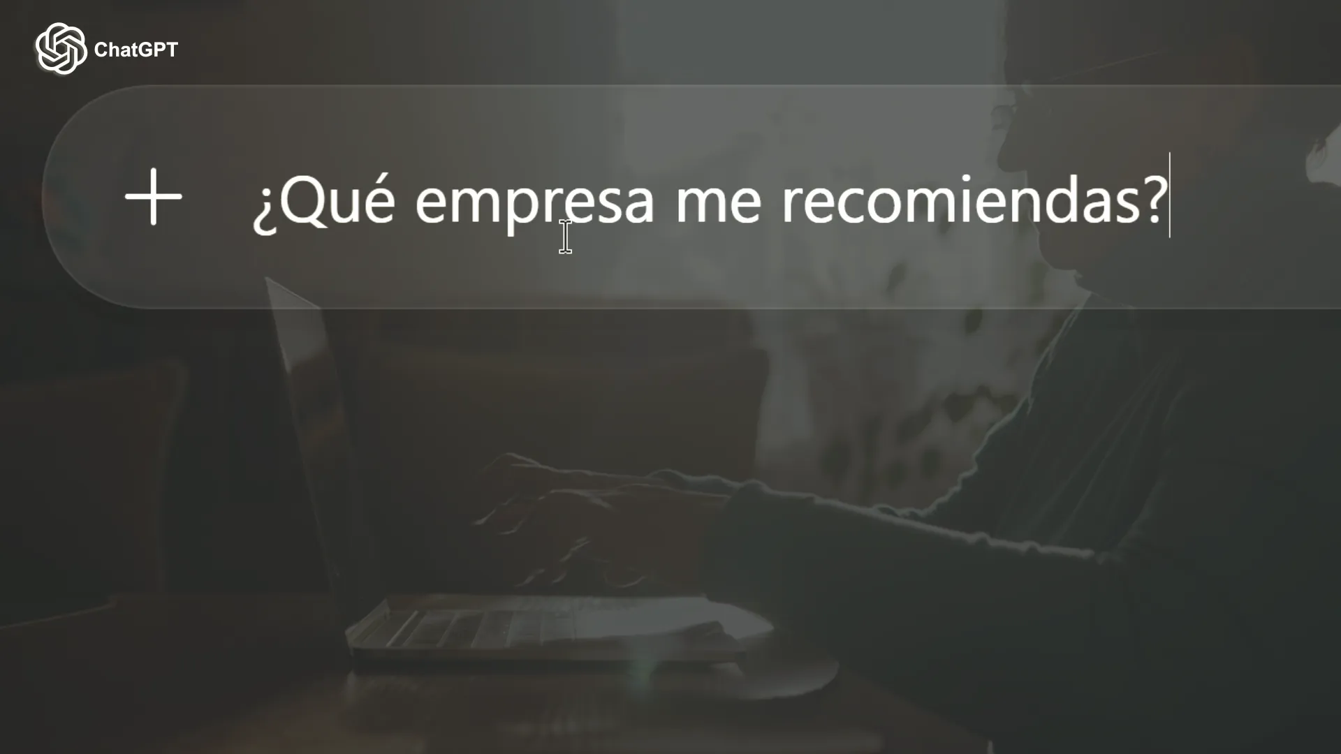 Alguien pregunta a ChatGPT '¿Qué empresa me recomiendas?' — escena del vídeo de Vixible