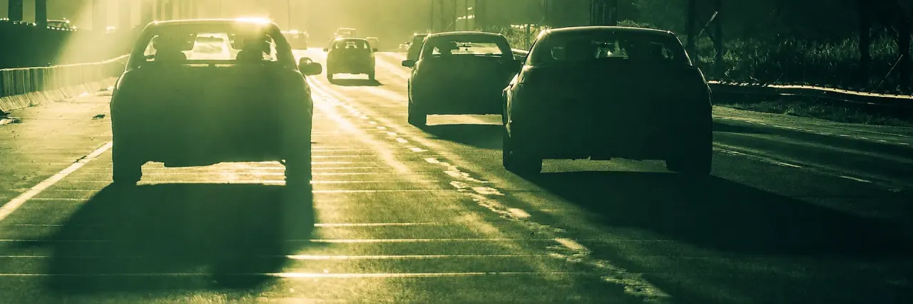 Autopista con múltiples carriles y vehículos: metáfora de múltiples rutas de oportunidades que Vixible construye mes a mes